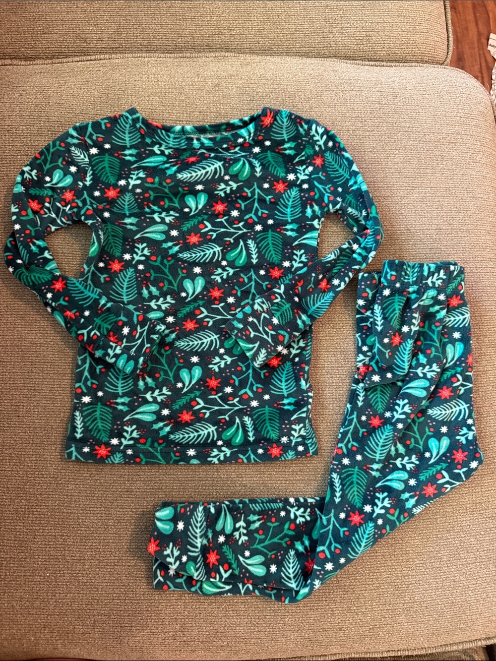 Cat & Jack Plush Green Floral Holly Holiday Kids Pajama Set